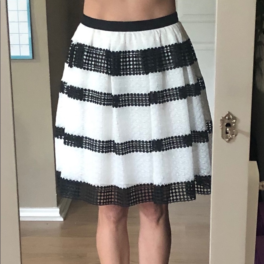 Michael Kors black & white skirt with pockets!